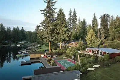 Image de “The Gallery” Luxury Mid Century Modern Lakehouse