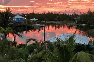 Image de Sunset condo with private deck and dock. Steps away from Windward beach.