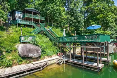 Image de Rustic • Cozy Cabin • Lakefront • Water Trampoline
