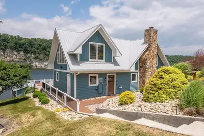 Image de Cliffview Lakefront Retreat! Huge Dock, Floating Dock, Fire Pit, Multiple Patios