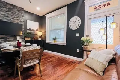 Image de Spacious & Cozy with luxury furnitures /1 King+2 Queen/-University City