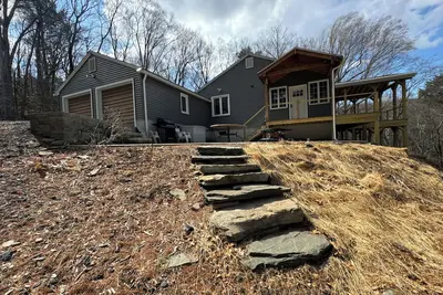 Image de Gorgeous & Spacious Lake Front Home