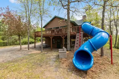 Image de Lakefront retreat on Island Lake. Two cabins, 7 bedrooms, sand beach, privacy+++