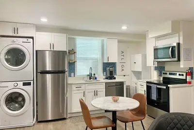 Image de 5 mins to Downtown • 2 beds • Sleeps 2-4 • Private Basement • Free Parking