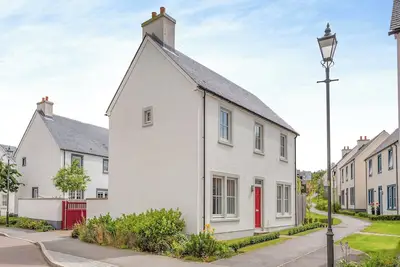 Image de Enjoy the décor and all the space that this house has to offer.