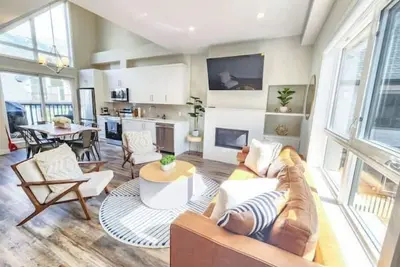 Image de New 3 Bdrm Townhome w Mtn Views, Pool & Ac