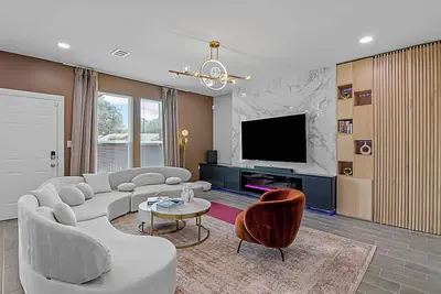 Image de Luxe-haven: Brand New Luxury Designer Home in Garland Texas