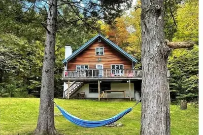 Beautiful 6 Bedroom Ski Lodge minutes to Mt. Snow