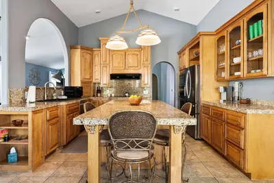 Image de Come relax in the Pool at the Palm House-Prime Location!