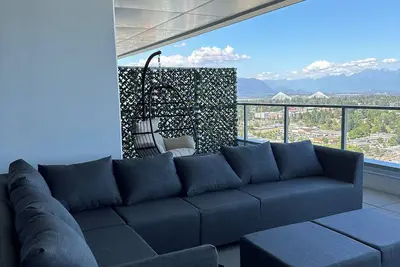 Image de Prestigious 2br Penthouse: Iconic City Views