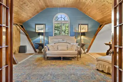 Image de New listing! Dublinshire Farm #3: Stunning grand apt in lovely country barn.