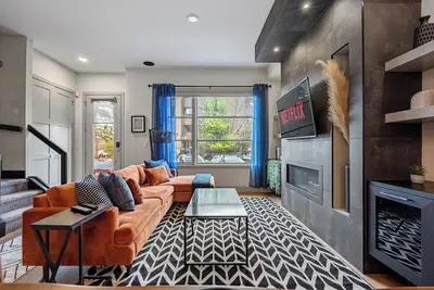 Image de *Rare find* Calgary’s Finest |Cozy and Vibrant Double King Beds|Stampede Special