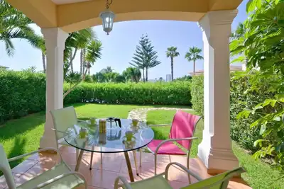 Image de Joli appartement dans une maison de vacances avec piscine, climatisation, Wifi, Tv et terrasse