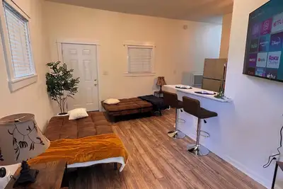 Image de Near Downtown & Attractions, Airport, Spacious, The Green House Unit B