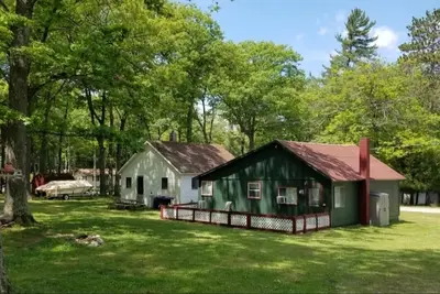 Image de Remodeled cozy cottage & only a 5 minute walk to Hubbard Lake. Lots of parking!