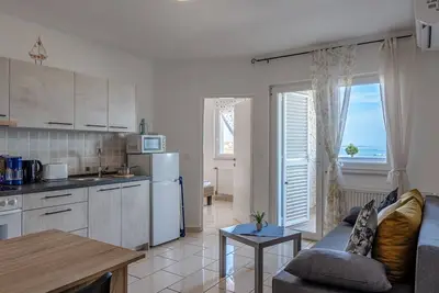 Image de Appartement de deux chambres avec le balcon et la vue sur le mer Vir (A-21579-a)