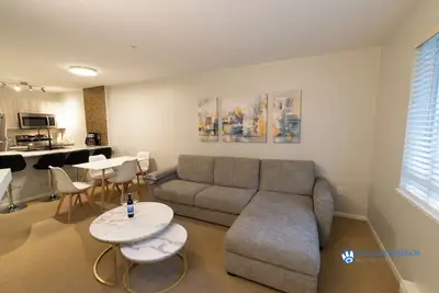 Image de Town Plaza Whistler Village condominium overlooking the Stroll.