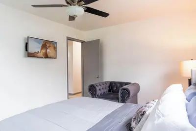 Image de Bougie 3qB Bungalow! long stays welcome \n10mins/Downtown Detroit -pet friendly \n