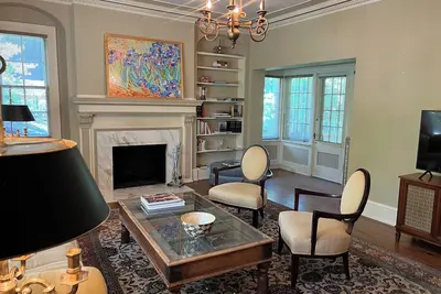 Image de Beautiful historic home in Milwaukee’s coveted landmark lakefront neighborhood.