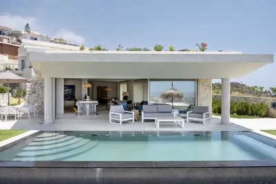 Image de Villa 'Exclusive Too' avec piscine, terrasse et Wi-Fi
