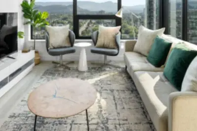 Image de Downtown Delight: Chic 2-Bed Apartment in Kelowna's Heart