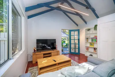 This Cosy one Bedroom Studio is Located 2 Minutes From the Heart of Galley Walk!