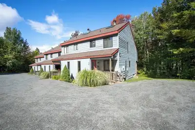 Image de The Black Bear Lodge - Ski Home from Mount Snow!
