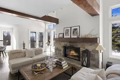 Updated Condo Close to Mt Snow!