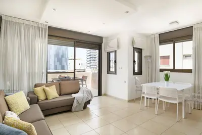 Mamad Airy & Bright with Balcony & Parking steps from Beach by FeelHome