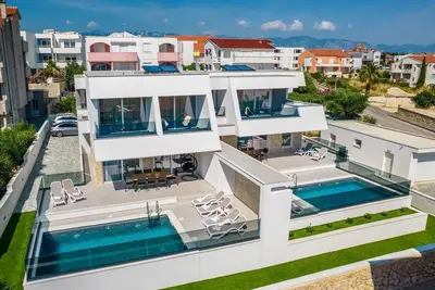 Image de Maison de vacances Novalja pour 1 - 8 personnes avec 4 chambres à coucher - Maison de vacances