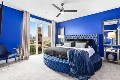 Image de Midnight Oasis –  Executive Stay | 25th-Floor Luxury Suite with Skyline Views