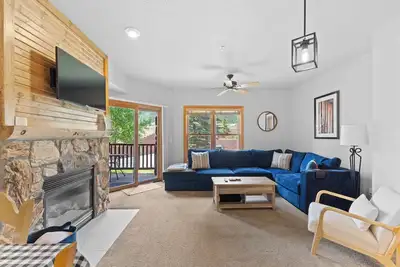 Large Private Balcony & Shared Hot Tubs w/ Mountain Views & Outdoor Seating!