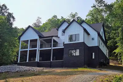 Image de LakeFront 7 bedroom Cottage. Private Cove, no Steps to Water, golf cart!