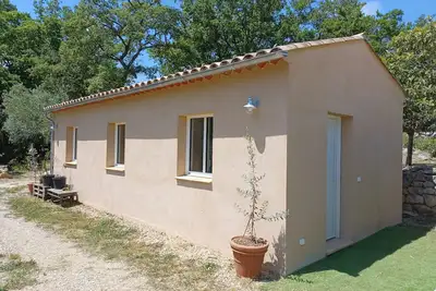 Petite maison indépendante au cœur des oliviers