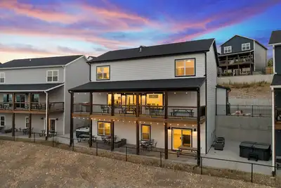 Image de Breathtaking Scenery and Plenty of Room to Enjoy Time with the Whole Family!