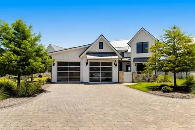 Image de Modern lake-view farmhouse with alfresco patio, yard & Wfh desk