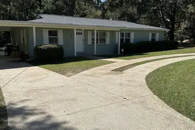 Image de The Fuller House! Charming! Convenient! A straight drive to downtown! !