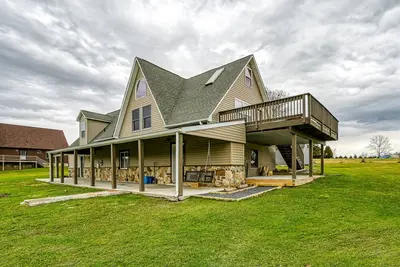 Image de Adventurer's retreat with firepit, games, & kitchens - mountain views, dogs ok