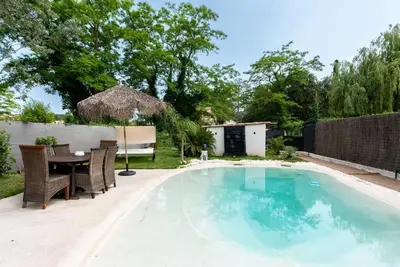 Image de Villa Lagune avec ses plages immergées et son jardin exotique