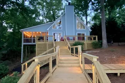 Image de A lakefront home on deep water that will give you All the lake feels!