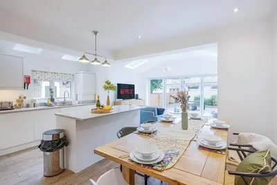 Image de Elegant House in Excellent Location • Sleeps 8 • Free Parking • Fast Wifi • VirginTV