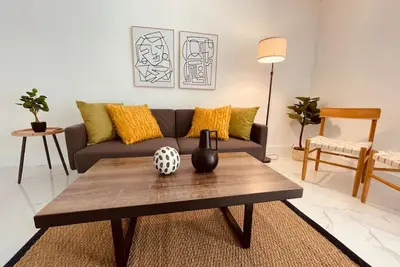 Image de Stylish & Spacious 2bed/2bath Home w/parking