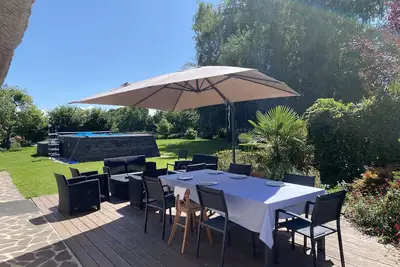 Image de Charmante chaumière avec piscine, à seulement 10 minutes du glamour de Deauville