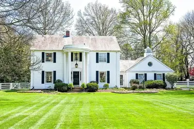 Image de Spacious historic Colonial Manor with sprawling manicured lawns & mature trees.