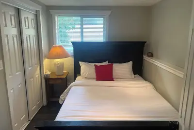 Image de Air conditioned! Queen Suite Sleeps 1-4 guests with Bbq, Laundry, coffee, cream