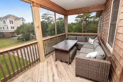 Image de Soundside, Fire Pit, Screened in Porch, Fenced in Backyard, Charming Beach House