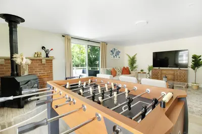 Image de Sérénité au Bord du Lac : Votre Évasion Parfaite à la Plage