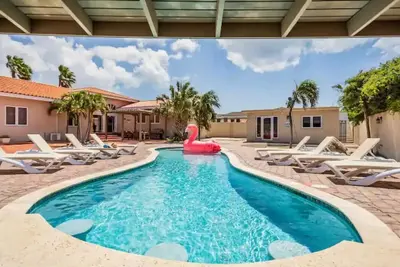 Image de 6br Villa Sleeps 16+ Close 2 Beach w/ Amazing Pool