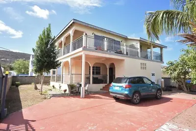 Image de Gems at Home: Hills and Valley Views - 12 min by car to nearest beach