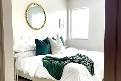 Image de Quiet King Size with City Views